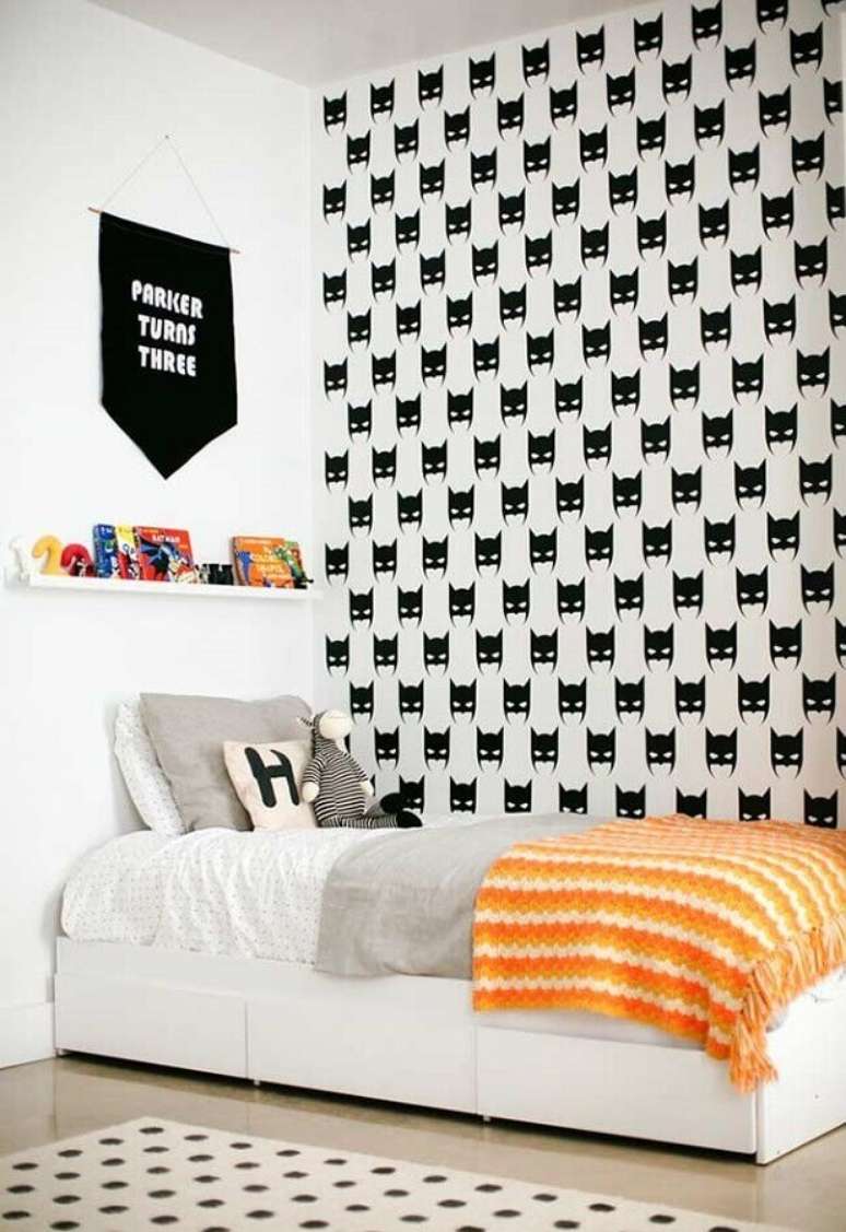 48. Decoração de quarto para criança preto e branco com papel de parede do Batman – Foto: Home Fashion Trend