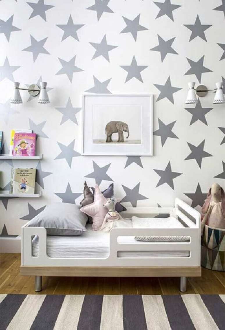 44. Papel de parede com estampa de estrelas prata para decoração de quarto para criança – Foto: Pinterest