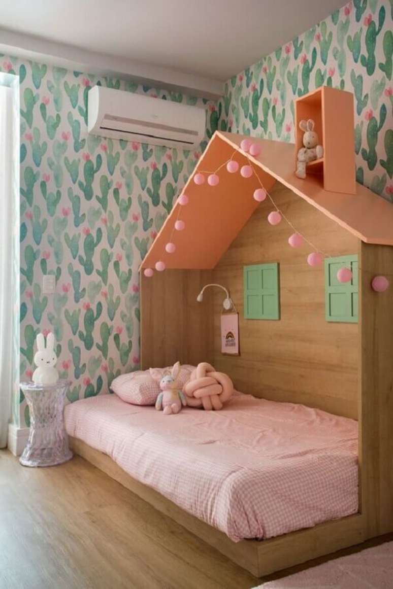 58. Cama casinha para decora&ccedil;&atilde;o de quarto para crian&ccedil;a menina com papel de parede de cactos &ndash; Foto: Casa de Valentina