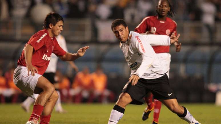 Título corintiano em 2009 foi construído no jogo de ida, em São Paulo (Foto: Ari Ferreira/ Lancepress!)