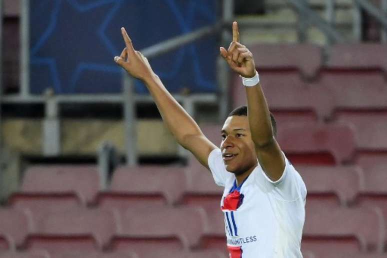 Leonardo está confiante na renovação com Mbappé (LLUIS GENE / AFP)