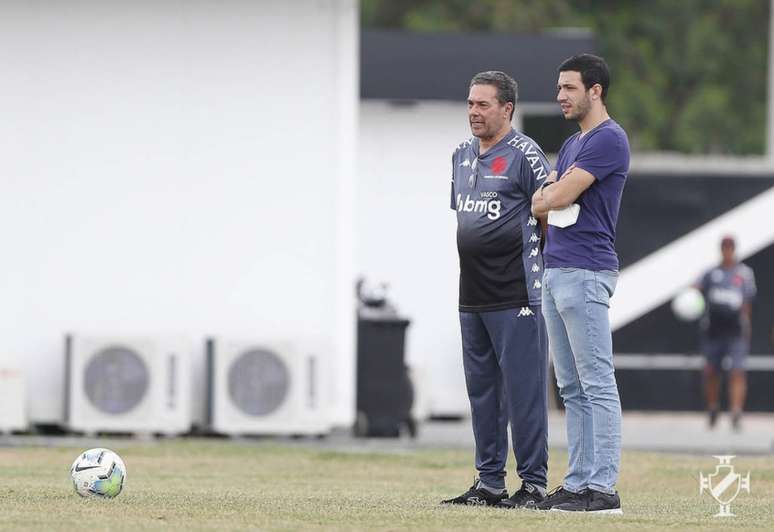 Técnico do Vasco, Vanderlei Luxemburgo (esquerda) ao lado do diretor de futebol do clube, Alexandre Pássaro (direita) (Foto: Rafael Ribeiro/Vasco)