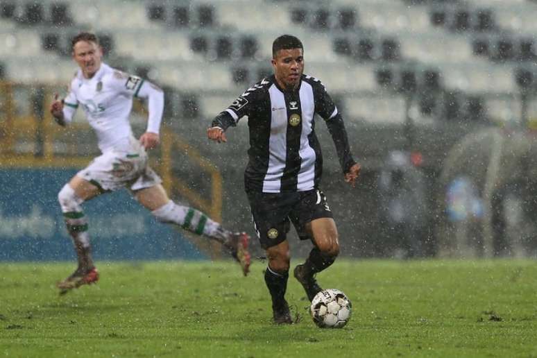 Atacante João Victor rescindiu com o Nacional-POR e já está de volta ao Brasil (Foto: Divulgação/Nacional)