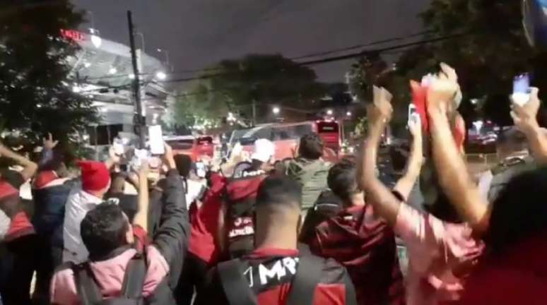 Ônibus do Flamengo chegou ao Morumbi com festa da torcida (Foto: Gabriel Santos)