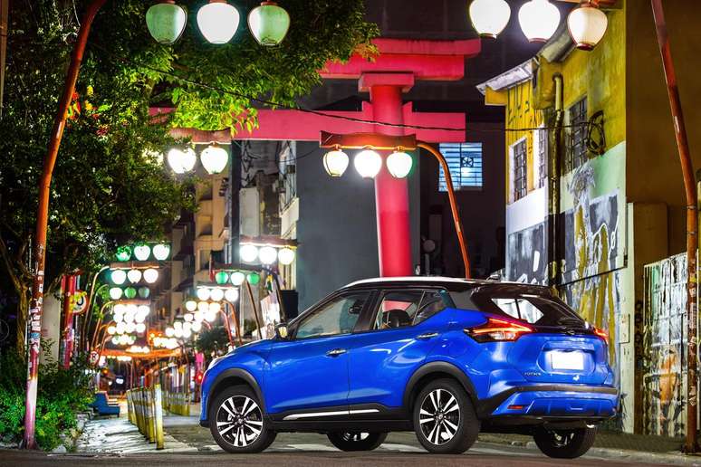 Novo Nissan Kicks, japonês na marca, no bairro da Liberdade,  em São Paulo.