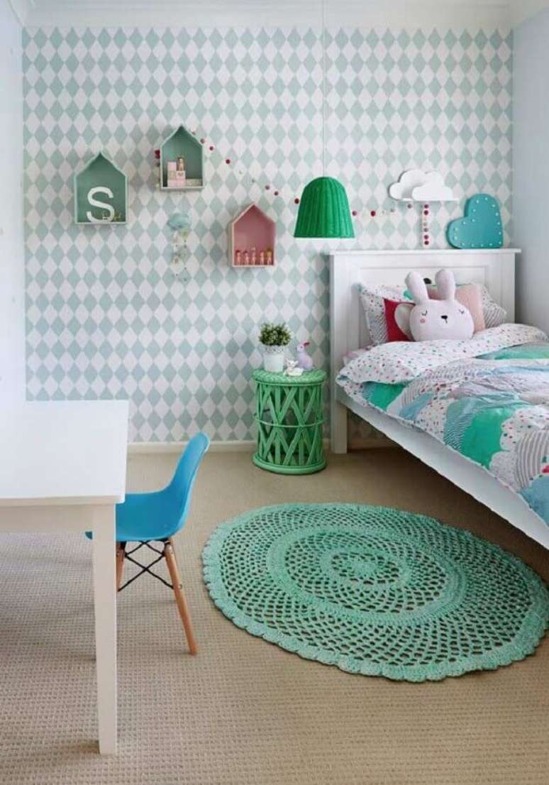 2. Decoração de quarto para criança simples com tapete de crochê redondo – Foto: Pinterest