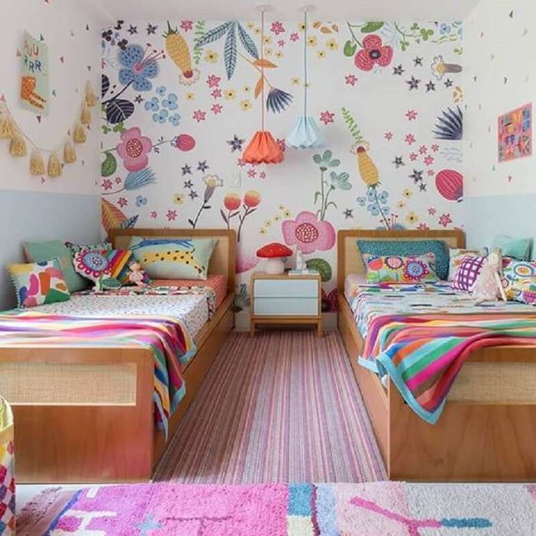 41. Decoração de quarto para criança menina com papel de parede floral colorido – Foto: MOOUI