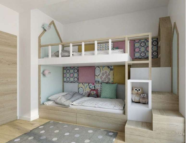 37. Beliche planejada em formato de casinha para decora&ccedil;&atilde;o de quarto para crian&ccedil;a &ndash; Foto: Eu Decoro