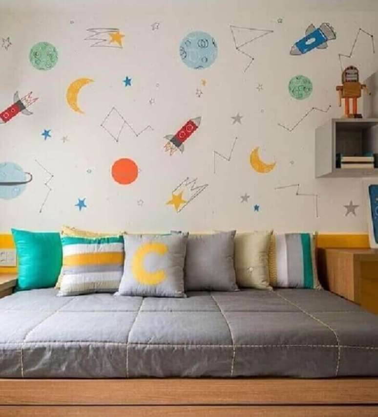 47. Papel de parede para quarto de crian&ccedil;a com estampa de planetas e foguetes &ndash; Foto: Pinterest