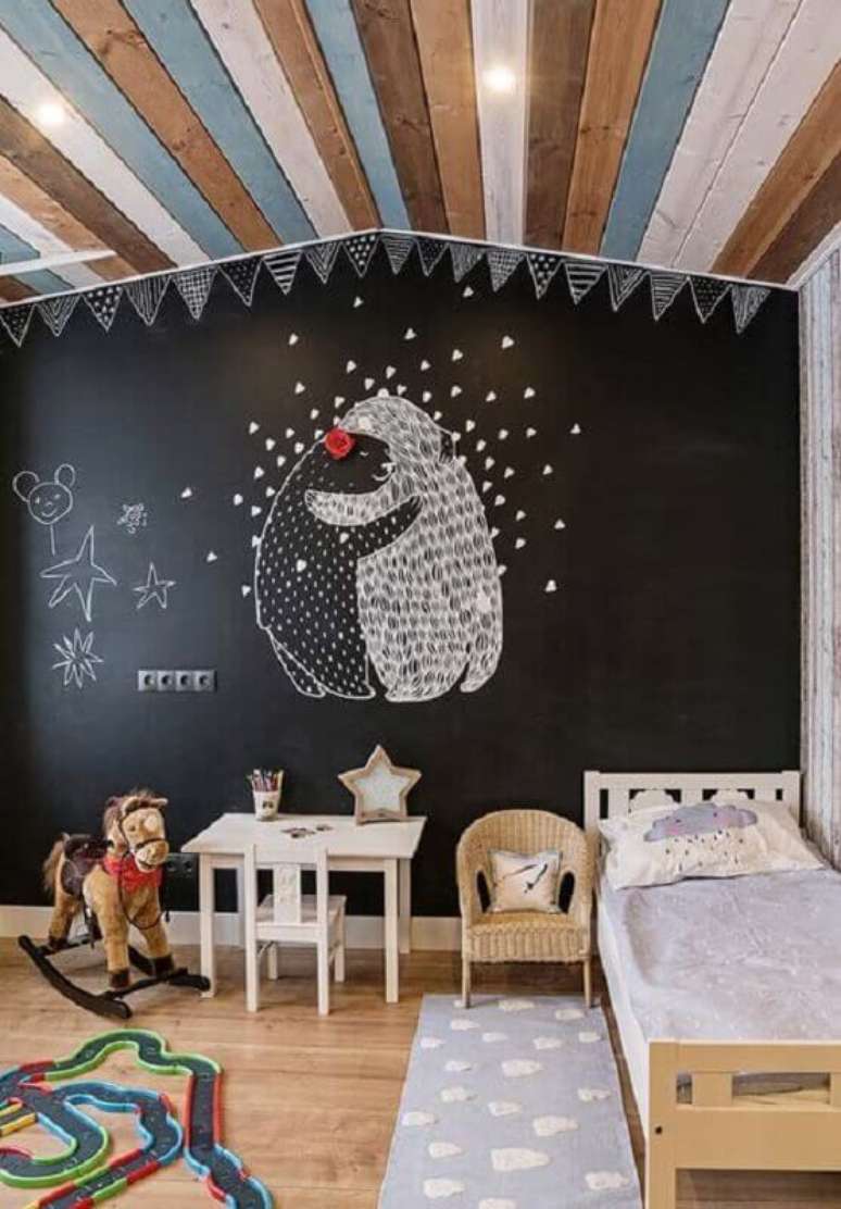 49. Parede preta de tinta lousa para decora&ccedil;&atilde;o simples de quarto para crian&ccedil;a &ndash; Foto: Pinterest