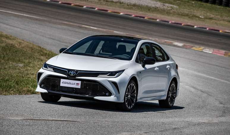 Toyota Corolla GR-S chega com visual exclusivo, com direito à novo para-choque e novas rodas. 