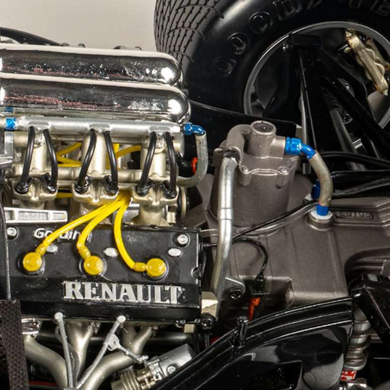 Detalhes do motor Renault V6 Turbo são reproduzidos de forma fiel na miniatura. 