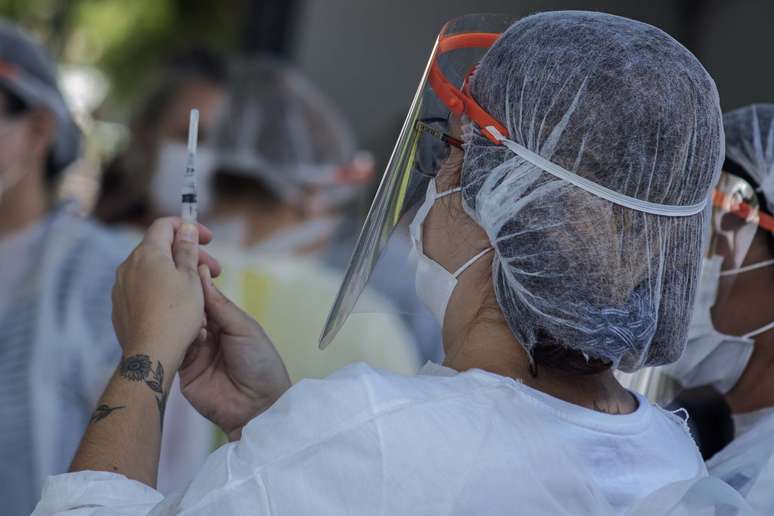 Idosos acima de 90 anos e profissionais de saúde são vacinados contra covid-19 em Guarulhos