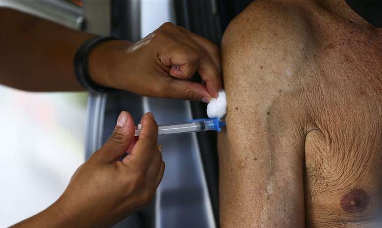 Rio de Janeiro retoma vacinação contra a covid-19
