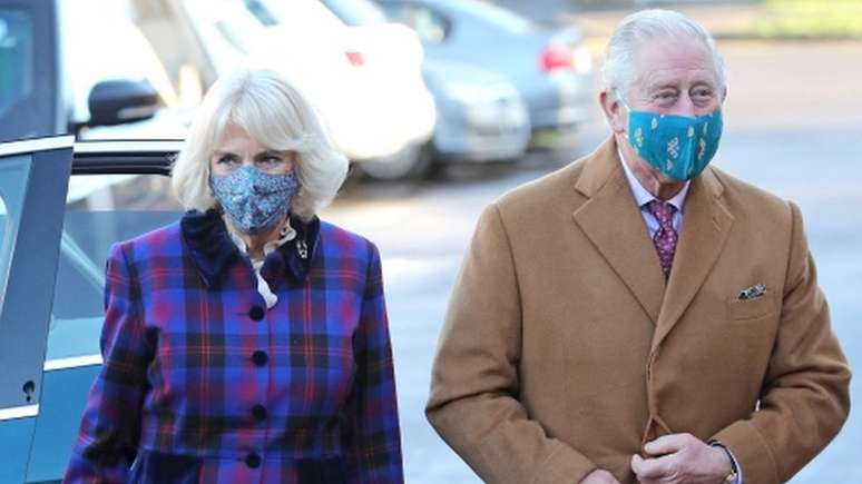 O príncipe de Gales, 72, e a duquesa da Cornualha, 73, receberam vacinas contra a covid