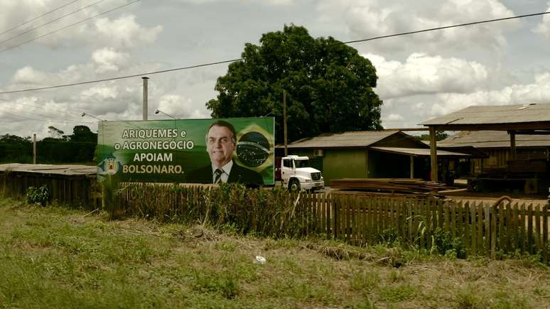 Outdoor dentro de serraria em Ariquemes (RO); Jair Bolsonaro recebeu 72% dos votos no segundo turno em Rondônia.