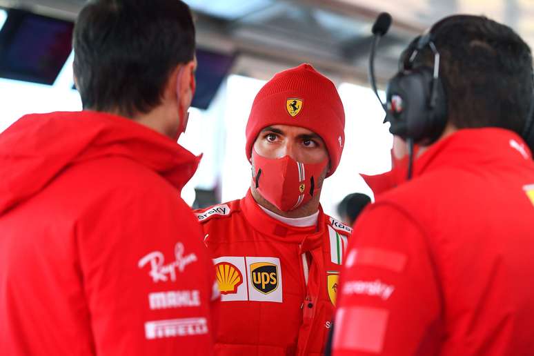 Carlos Sainz em conversa com engenheiros da Ferrari em Fiorano 