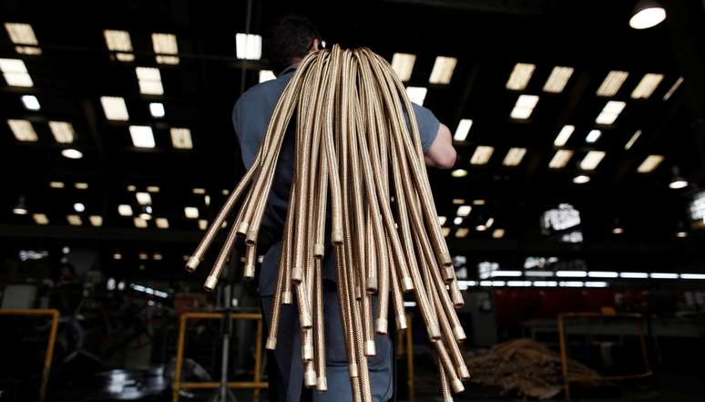 Funcionário carrega canos de cobre em fábrica Sociedade Paulista de Tubos Flexiveis (SPTF), em São Paulo
20/03/2012
REUTERS/Nacho Doce