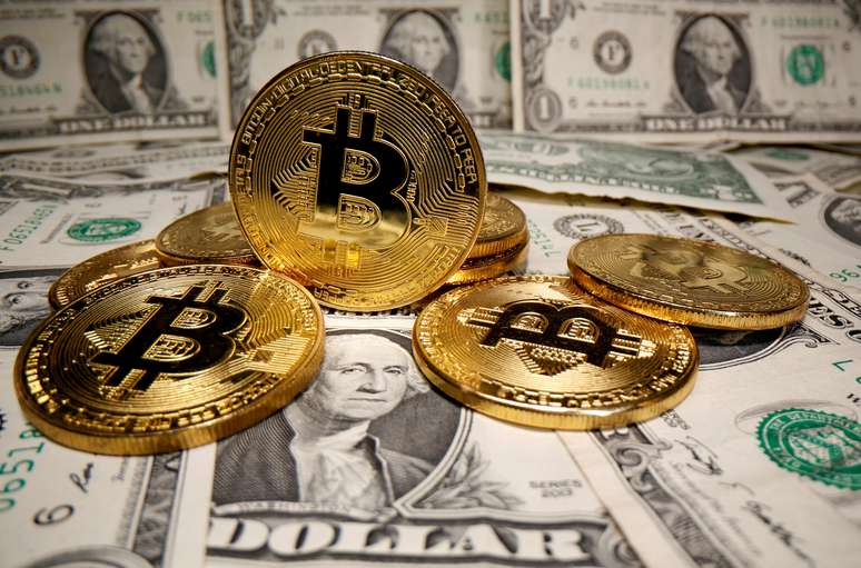 Bitcoin e notas de dólar
REUTERS/Dado Ruvic/Illustration