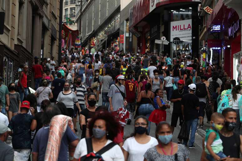 Pessoas caminham em rua de com&eacute;rcio popular em meio &agrave; pandemia, em S&atilde;o Paulo
21/12/2020
REUTERS/Amanda Perobelli
