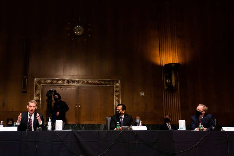 Kevin Mandia (CEO da FireEye), Sudhakar Ramakrishna (CEO da SolarWinds) e Brad Smith (presidente da Microsoft) durante audiência no Capitólio 
23/02/2021
Demetrius Freeman/Pool via REUTERS