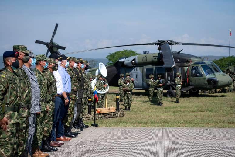 Presidente da Colômbia, Iván Duque, ao lado de tropas de nova unidade militar Conat em Tolemaida
26/02/2021
Cortesia da Presidência da Colômbia/Divulgação via REUTERS