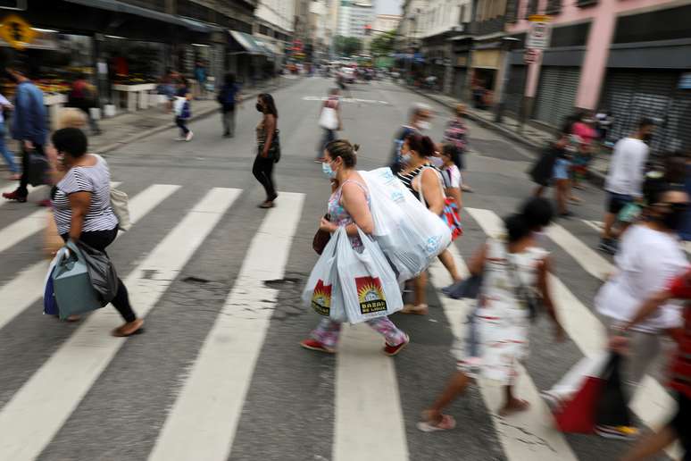 Pessoas caminham em rua de comércio popular no Rio de Janeiro 23/12/2020
REUTERS/Pilar Olivares