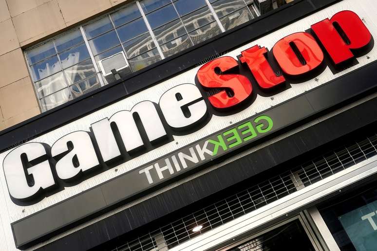 Vista externa de loja da GameStop. 29/1/2021. REUTERS/Carlo Allegri