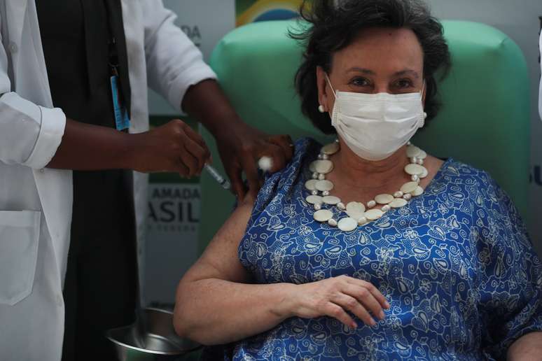 Dra. Margareth Dalcolmo recebe dose da vacina da AstraZeneca/Oxford contra Covid-19, no Rio de Janeiro
23/01/2021
REUTERS/Ricardo Moraes