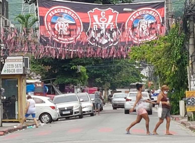 Torcida do Flamengo enfeitou ruas do Rio, como esta, no bairro de Quintino, zona norte, para comemorar o título brasileiro