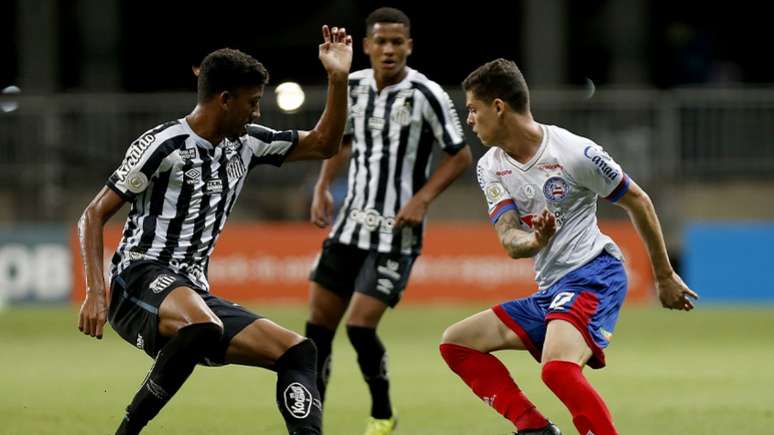 Bruno Marques disputa jogada no ataque (Foto: Felipe Oliveira / EC Bahia)