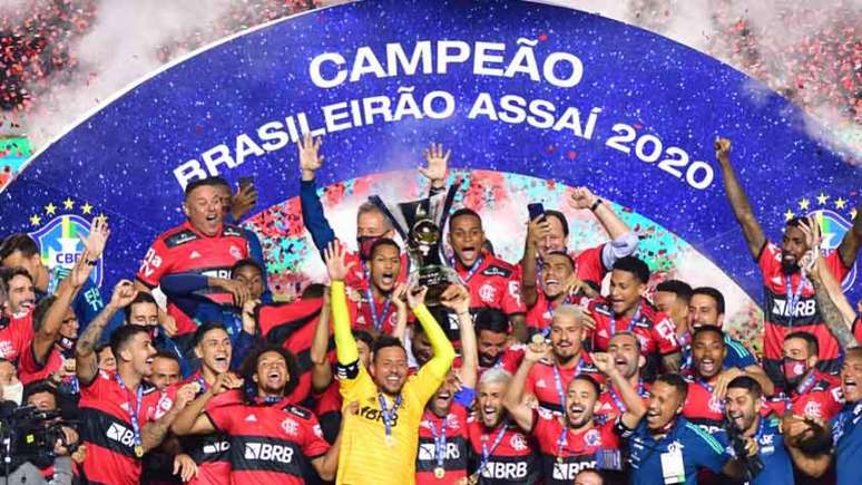 A taça do Brasileirão sendo levantada pelo time do Flamengo, no Morumbi (Foto: EDUARDO CARMIM/Photo Premium)