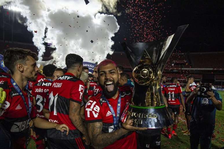 Gabigol posa com a taça do Brasileirão (Foto: Alexandre Vidal/Flamengo)