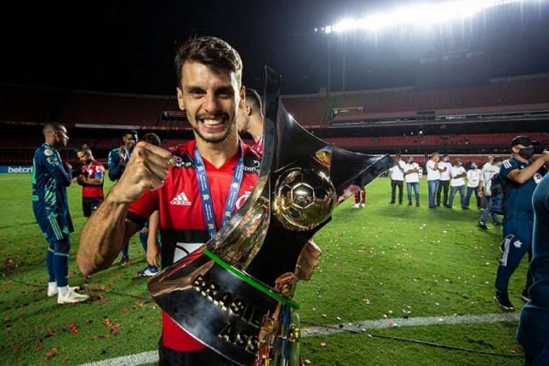 Rodrigo Caio posa com a taça do Brasileirão (Foto: Alexandre Vidal/Flamengo)