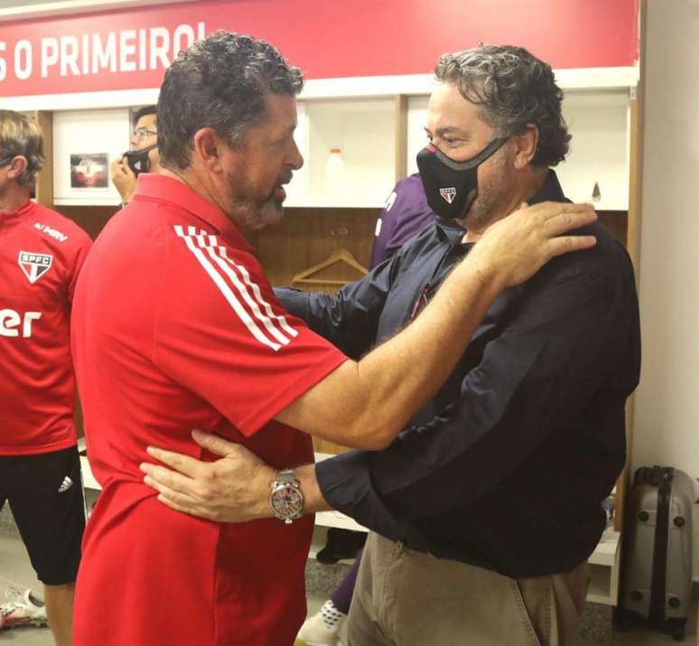 Casares cumprimentou Vizolli para agradecer o trabalho na reta final do Brasileirão (Foto: Reprodução/São Paulo)