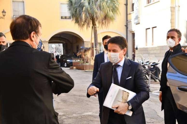 Giuseppe Conte (com pasta na mão) chega à Universidade de Florença para aula virtual