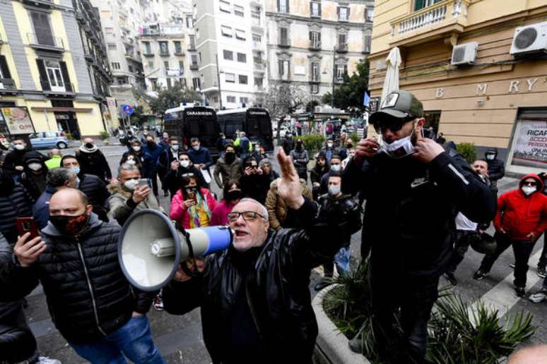 Protesto de donos de restaurantes contra restrições em Nápoles, sul da Itália