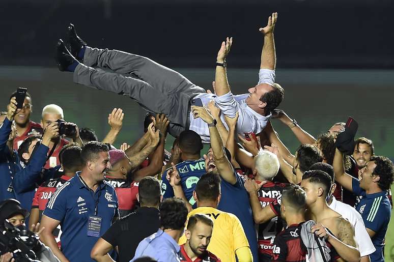 Rogério Ceni é jogado para cima pelos jogadores do Flamengo