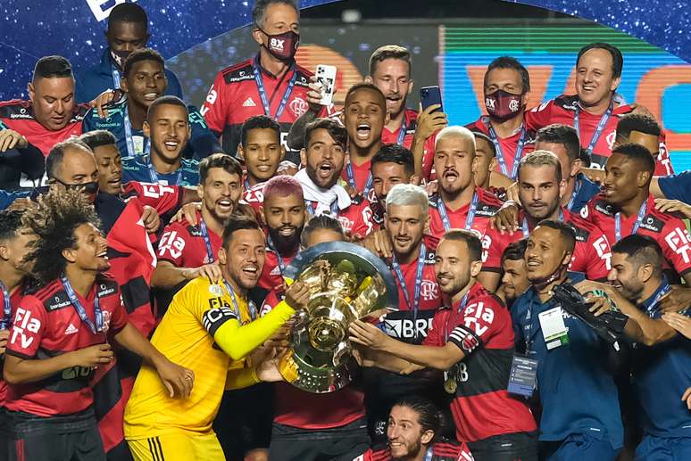Jogadores do Flamengo levantam a taça de campeão brasileiro