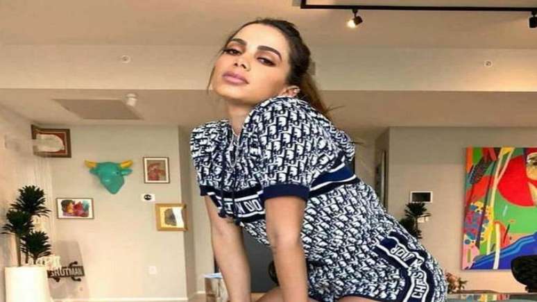 Anitta surpreendeu a web ao fazer uma tatuagem íntima
