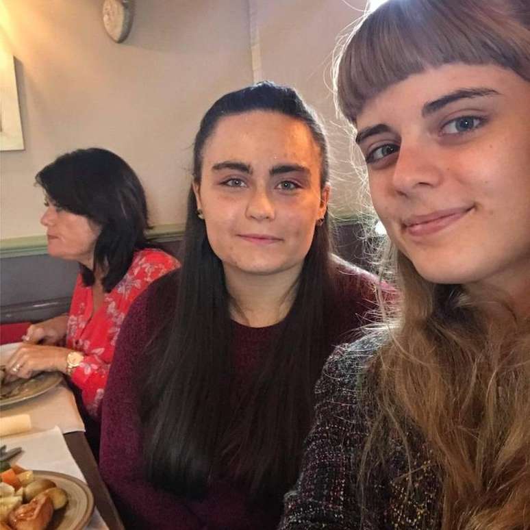 Kirstie (à direita) e Laura. No aniversário de 18 anos Laura não conseguiu comer seu bolo