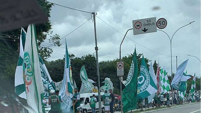 Torcedores se aglomeram para apoiar o Palmeiras antes de viagem a Porto Alegre.