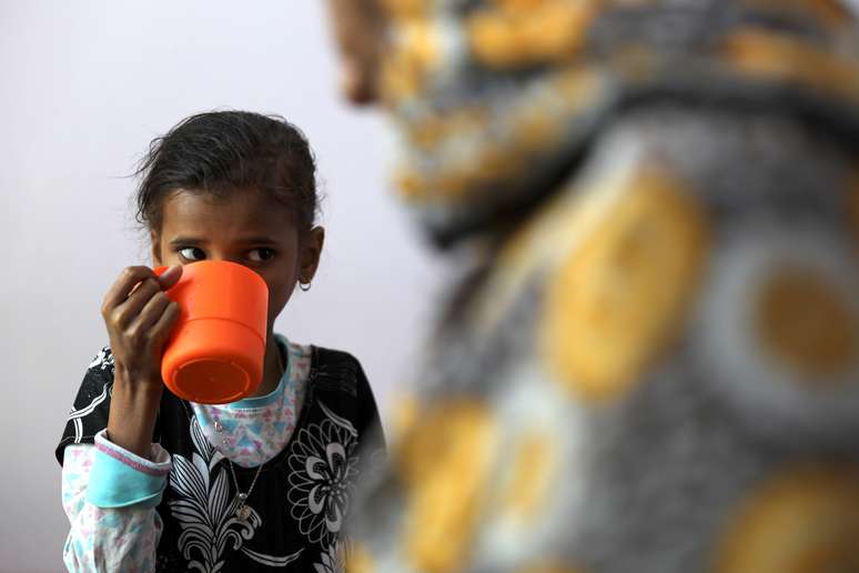 Ahmadiya Juaidi, de 13 anos, bebe um shake de nutri&ccedil;&atilde;o suplementar na ala de tratamento de desnutri&ccedil;&atilde;o do hospital al-Sabeen em Sanaa, I&ecirc;men, 24 de fevereiro de 2021. REUTERS/Khaled Abdullah