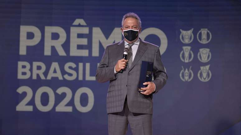 O técnico Abel Braga, o melhor do Campeonato Brasileiro de 2020, na sede da CBF (Foto: Lucas Figueiredo/CBF)