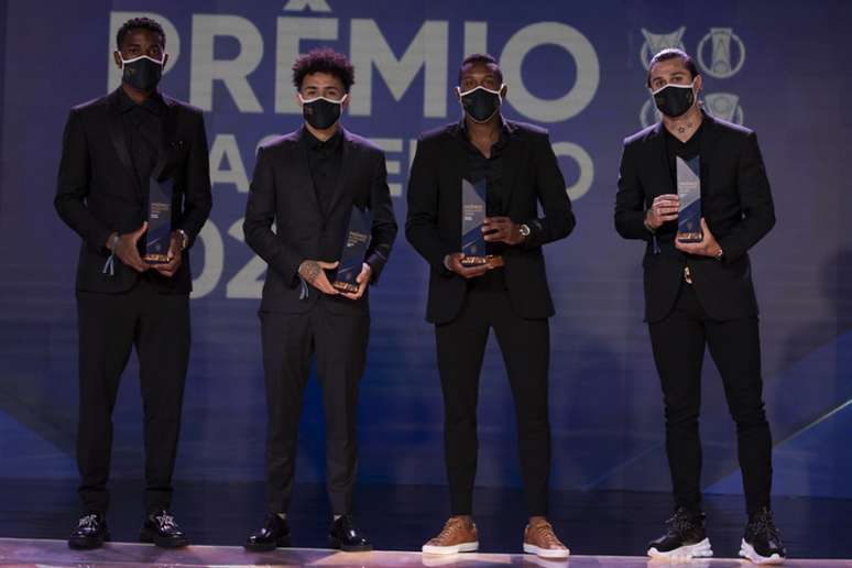 Gerson, Claudinho, Edenílson e Vina no Prêmio Brasileirão 2020 (Foto: Lucas Figueiredo/CBF)