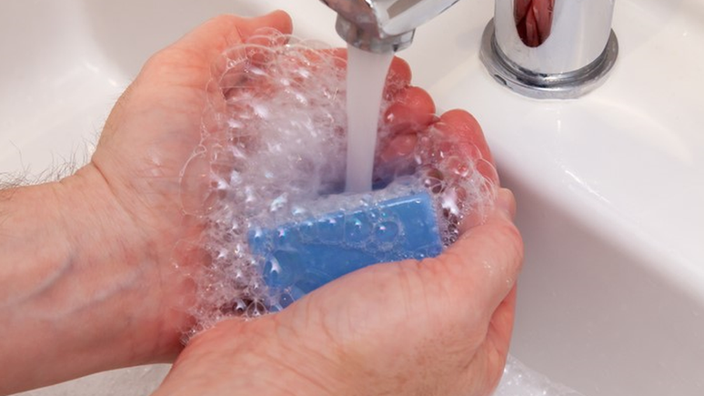 Lavagem de mãos evitam a contaminação de cateteres, sondas e tubos tão necessários para estabilizar o paciente em UTI