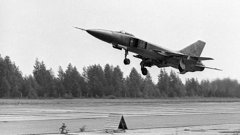 As forças soviéticas colocaram em alerta suas divisões de caças-bombardeiros no leste da Alemanha