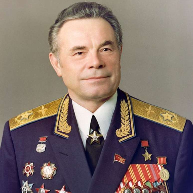 O marechal Pavel Kutakhov, chefe da Força Aérea Soviética, ordenou o alerta que incluía os preparativos para "o uso imediato de armas nucleares"