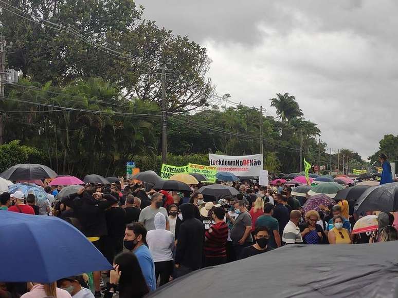 Grupo de manifestantes se reuniu em frente à casa do governador do Distrito Federal, Ibaneis Rocha, para protestar contra o lockdown