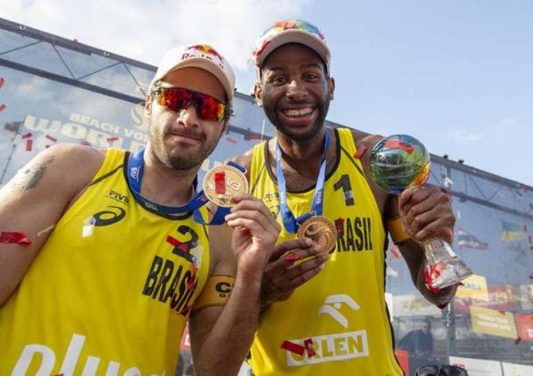 Bruno Schmidt (esquerda) e Evandro (direita) celebrando conquista no campeonato mundial de vôlei de praia (Divulgação/FIVB)